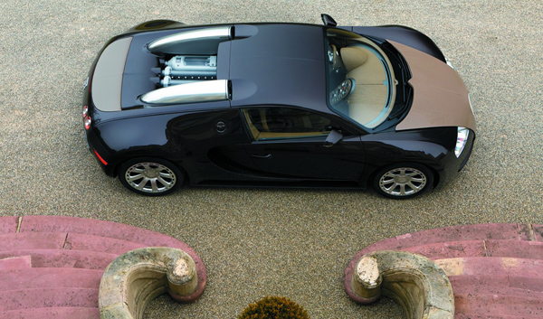 HauteToday_Bugatti_Above The colour of the hood extends to the interior of the cockpit and re-emerges behind, at the level of the rear wing