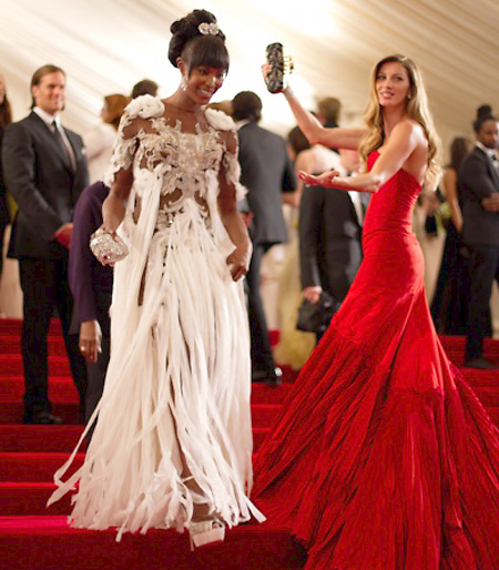 Naomi Campbell & Gisele Bündchen both wearing Alexander McQueen