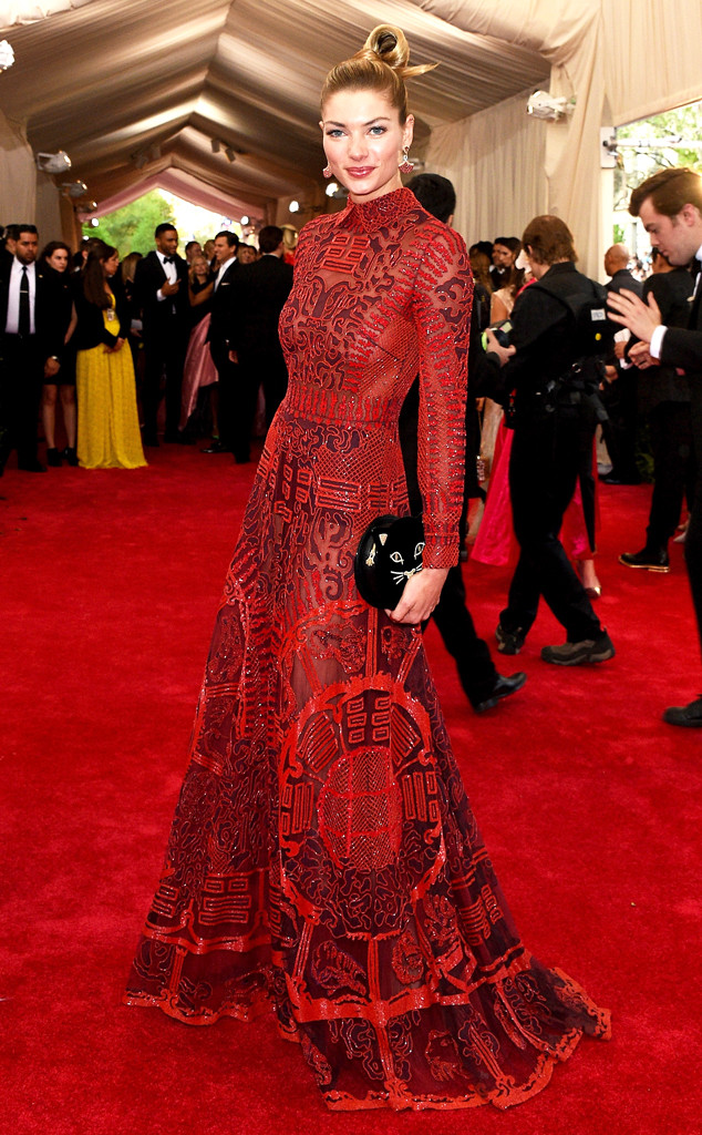 rs_634x1024-150504224409-634.Jessica-Hart-Met-Gala.ms.050515