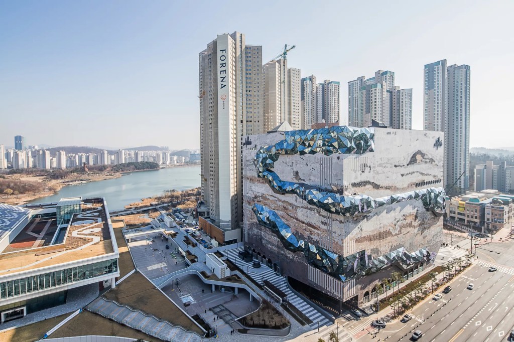Galleria Gwanggyo exterior in front of city landscape