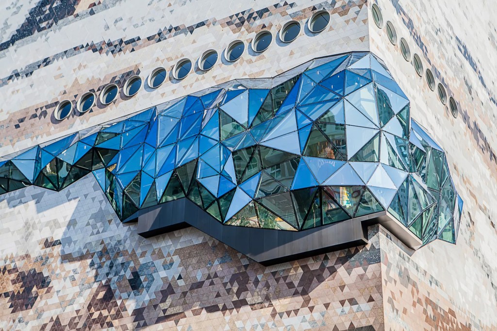 Galleria Gwanggyo glass wall feature