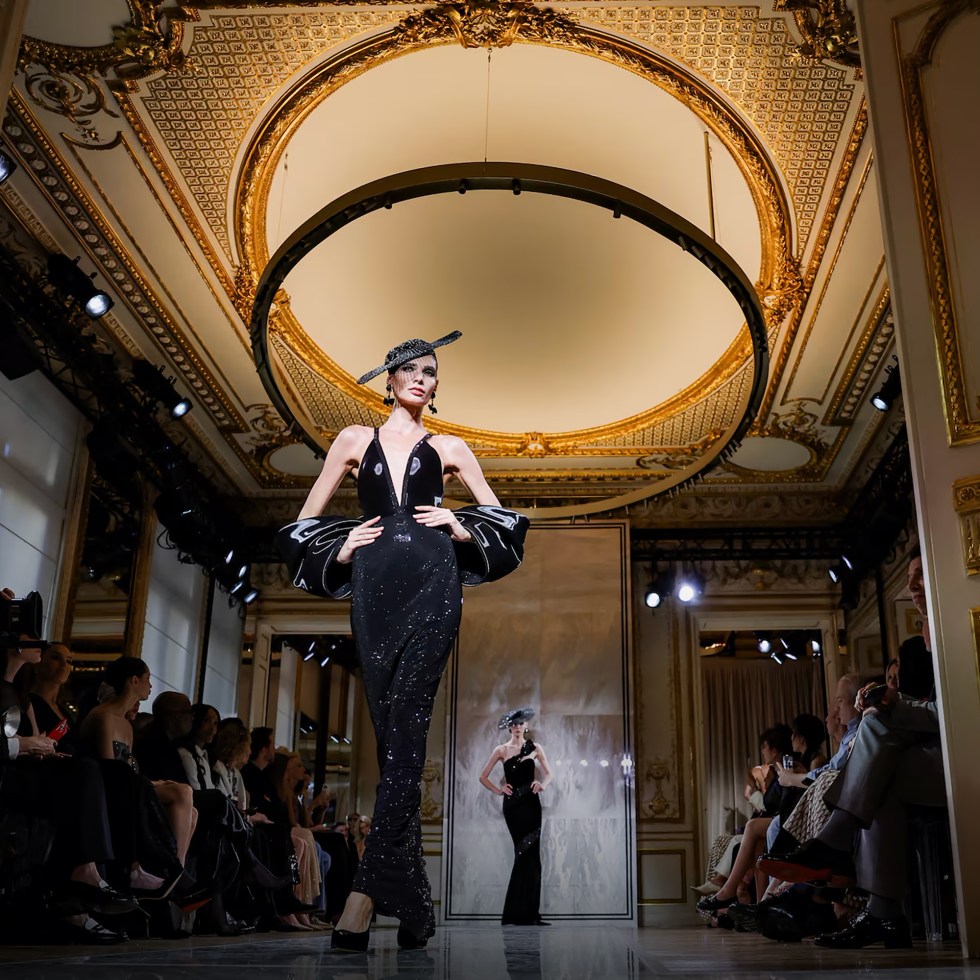 Armani-Prive-Couture-Show-Paris-Fall25-Catwalk-Runway-Model-Back-Black