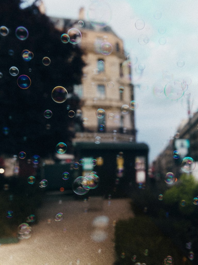 thomas de monaco luisant haze bubbles in the city air