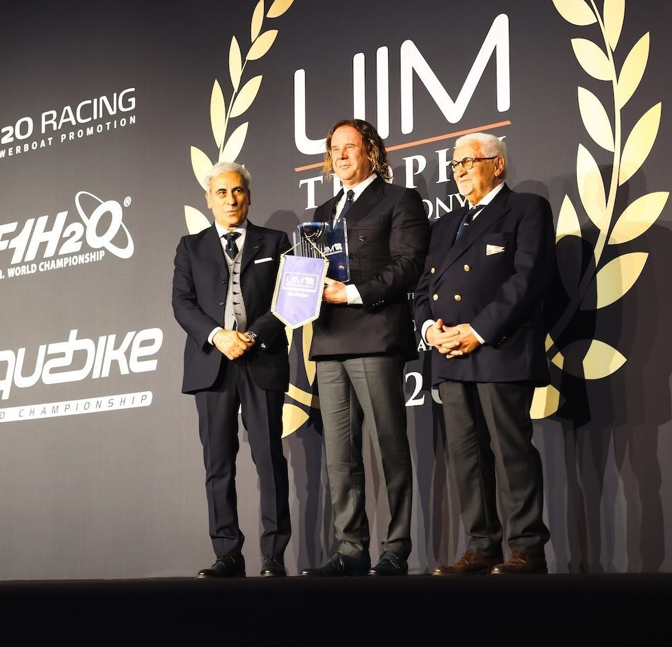 UIM Mordenti winner holding a trophy
