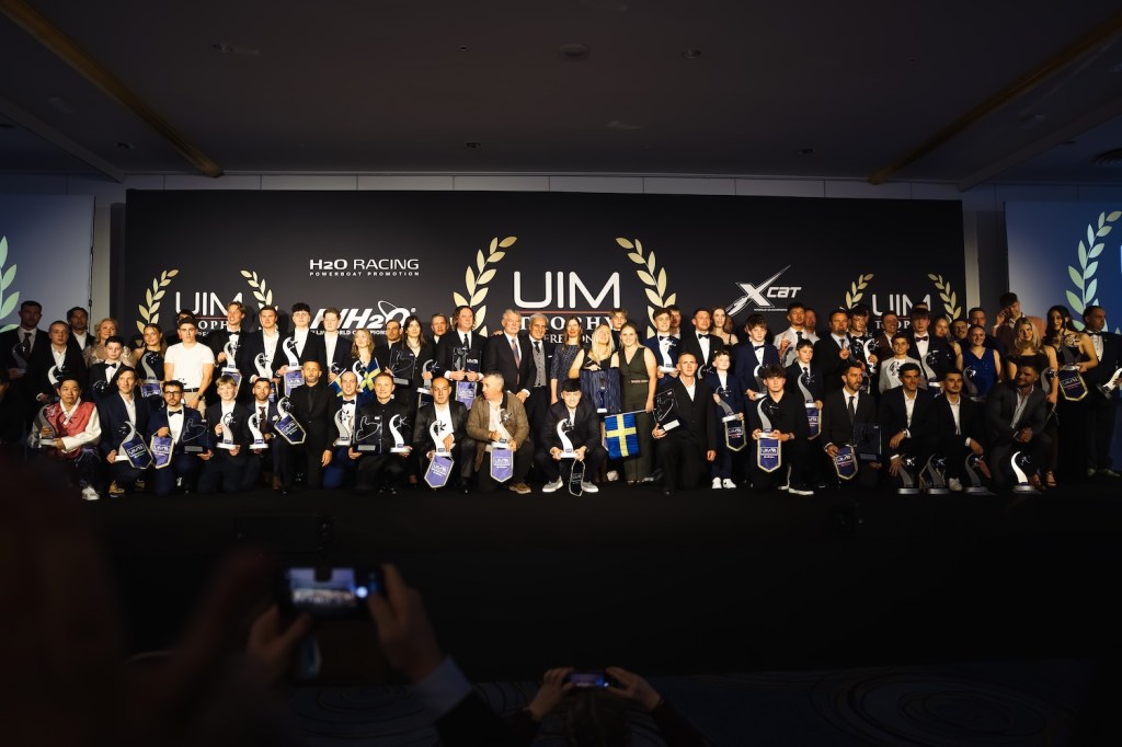 uim trophy contestants and winners on stage