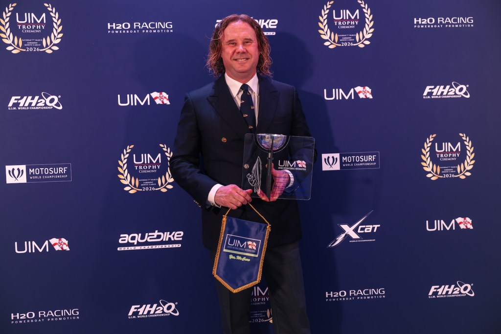massimo mordenti holding a trophy at the photocall