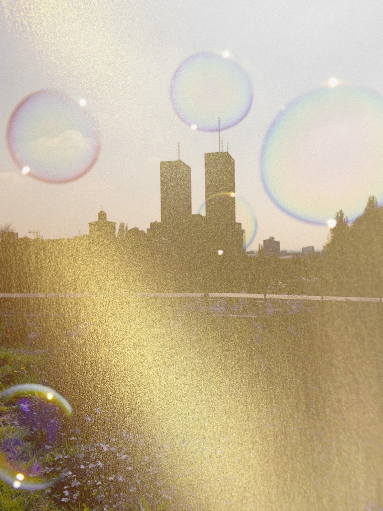 thomas de monaco luisant haze large bubbles in the city air
